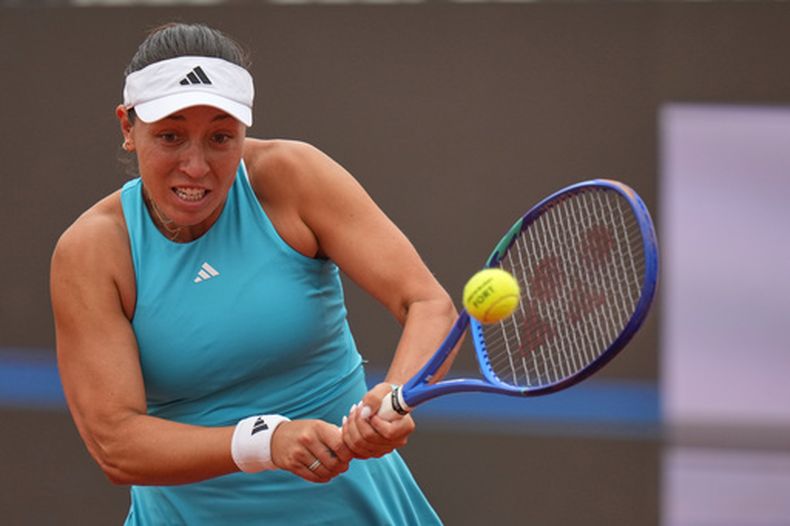 La estadounidense Jessica Pegula regresa una bola en el encuentro ante la suiza Rebeka Masarova en el Abierto de Italia el domingo 10 de mayo del 2026. (AP Foto/Andrew Medichini)