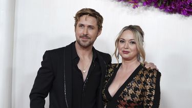 Ryan Gosling y Mandi Gosling llegan a los Oscar el domingo 10 de marzo de 2024, en el Teatro Dolby, en Los Ángeles. (Foto por Jordan Strauss/Invision/AP)