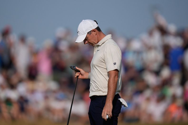 El norirlandés Rory McIlroy observa su palo en el hoyo 9 de la primera ronda del Abierto Británico en Royal Birkdale el jueves 16 de julio del 2026. (AP Foto/David Goldman)