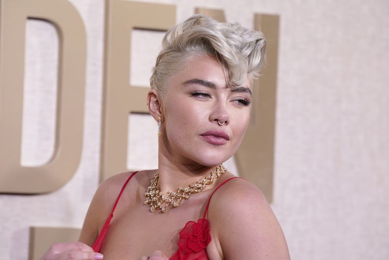 Florence Pugh llega a la 81a entrega de los Globos de Oro el domingo 7 de enero de 2024, en el Hotel Beverly Hilton en Beverly Hills, California. (Foto Jordan Strauss/Invision/AP)