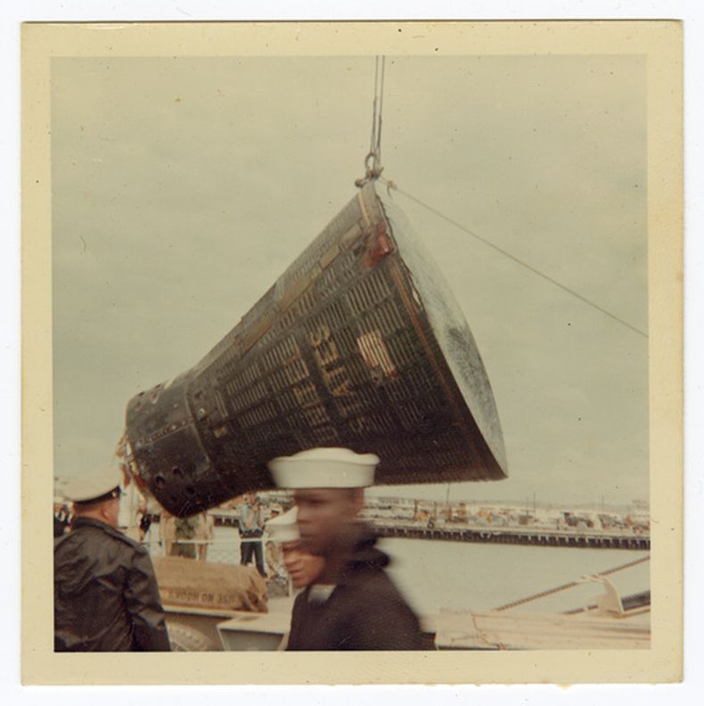 En la imagen, tomada en 1966 por Ron McQueeney, se muestra la cápsula Gemini 8 izada para su transporte en la Base Aérea Naha en Okinawa, Japón. (Ron McQueeney/Ohio History Connection vía AP)