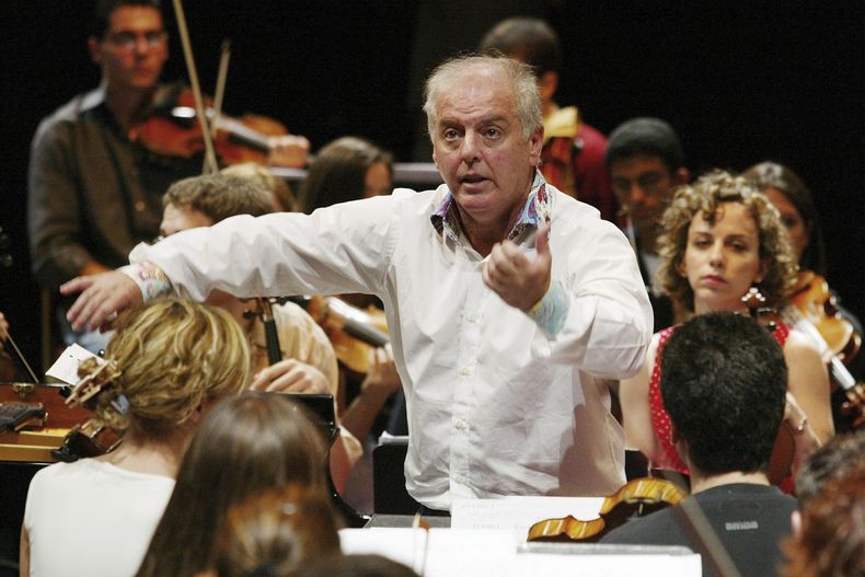 ARCHIVO - Daniel Barenboim dirige la West-Eastern Divan Orchestra, integrada por músicos israelíes y árabes, durante un ensayo en el Royal Albert Hall de Londres el 22 de agosto de 2003. (Foto AP/Alastair Grant, archivo)