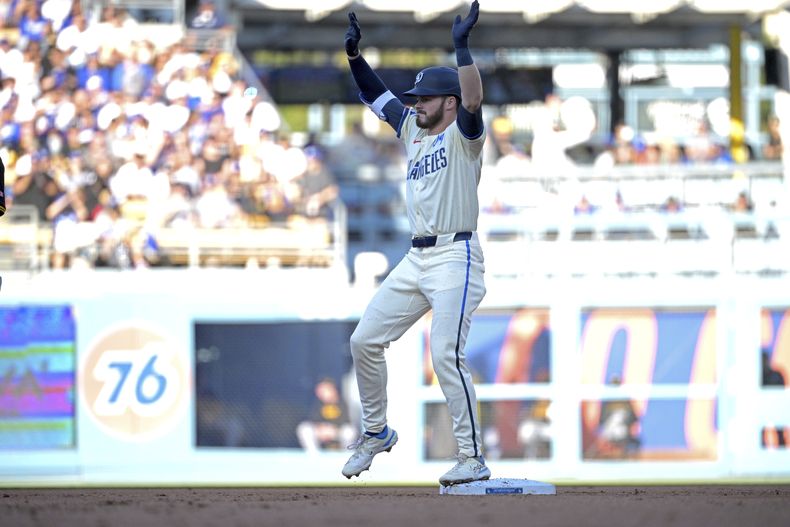 Gavin Lux de los Dodgers de Los Ángeles reacciona tras batear un doble remolcador en la primera entrada ante los Piratas de Pittsburgh el sábado 10 de agosto del 2024. (AP Foto/Jayne-Kamin-Oncea)
