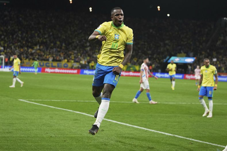 Vinicius Junior, de la selección de Brasil, festeja tras anotar ante Paraguay en la eliminatoria mundialista, el martes 10 de junio de 2025, en Sao Paulo (AP Foto/Andre Penner)
