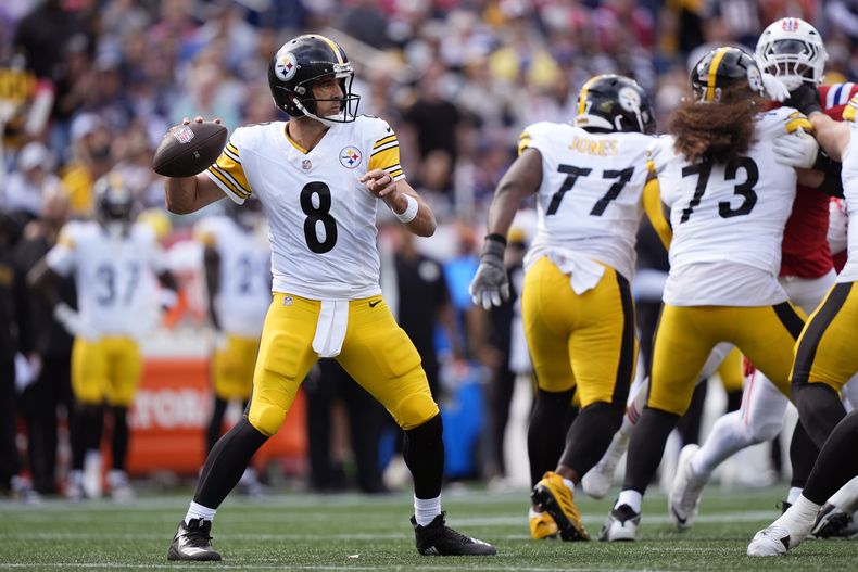 El quarterback de los Steelers de Pittsburgh, Aaron Rodgers (8), busca pasar el balón contra los Patriots de Nueva Inglaterra durante la segunda mitad de un juego de fútbol americano de la NFL, el domingo 21 de septiembre de 2025, en Foxborough, Mass.. (AP Photo/Robert F. Bukaty)