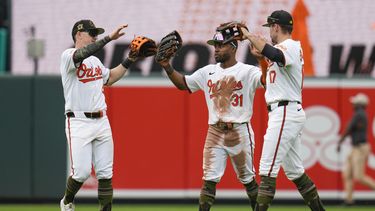 El jardinero izquierdo de los Orioles de Baltimore Austin Hays, la izquierda, el jardinero central Cedric Mullins (31) y el jardinero derecho Colton Cowser (17) celebran después del juego de béisbol contra los Marineros de Seattle, el domingo 19 de mayo de 2024, en Baltimore. (AP Foto/Jess Rapfogel)