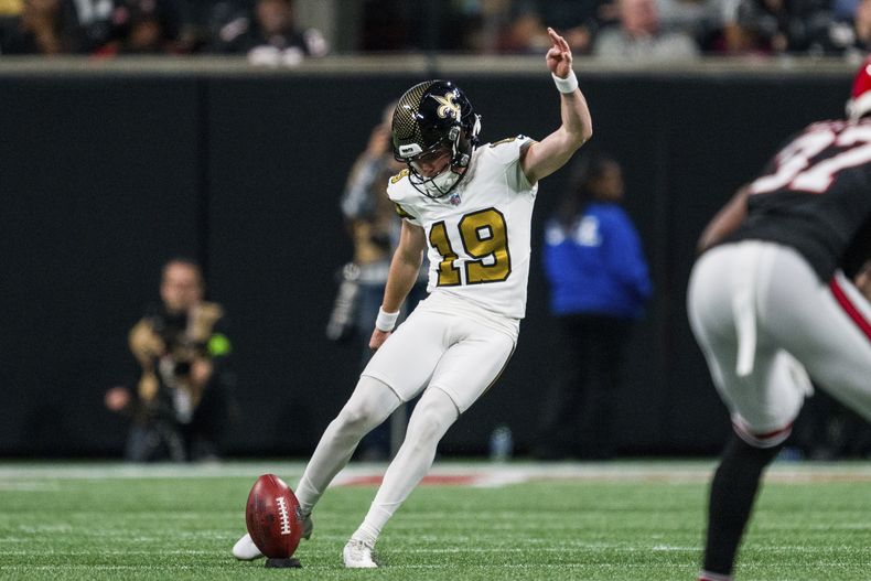 ARCHIVO - En esta foto del 26 de noviembre de 2023, Blake Grupe, de los Saints de Nueva Orleáns, realiza la patada de salida en el partido ante los Falcons de Atlanta (AP Foto/Danny Karnik)