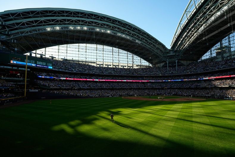 Jackson Merrill, de los Padres de San Diego, se encuentra en el jardín central durante la quinta entrada del Juego 2 de la Serie Divisional de la Liga nacional frente a los Cerveceros de Milweukee, el domingo 4 de octubre de 2026, en Milwaukee. (AP Foto/Chris Carlson)