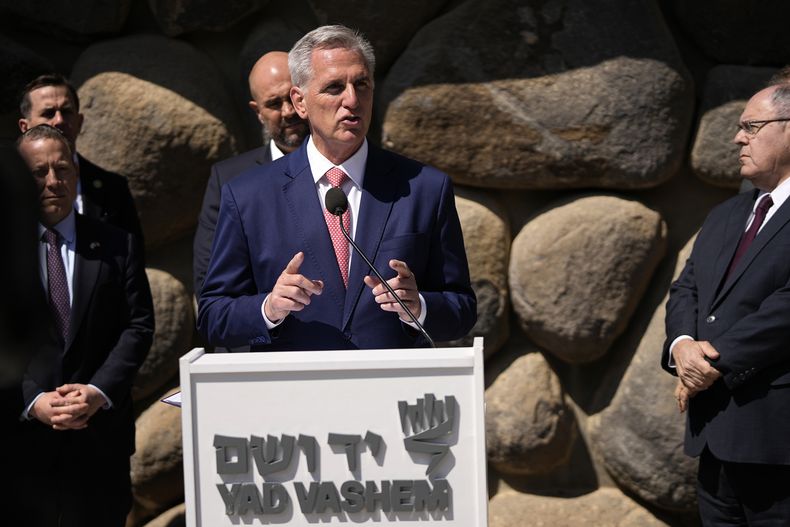 El presidente de la Cámara de Representantes de EEUU, Kevin McCarthy, en el Museo del Holocausto Yad Vashem en Jerusalén, el 1 de mayo de 2023. (Foto AP /Ohad Zwigenberg)
