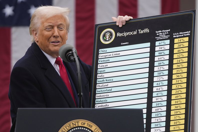 El presidente Donald Trump durante un evento para anunciar nuevos aranceles en la Rosaleda de la Casa Blanca, el 2 de abril de 2025, en Washington. (AP Foto/Mark Schiefelbein, Archivo)