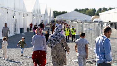 Refugiados afganos caminan por un campamento para ellos en la Base McGuire Dix, el 27 de septiembre de 2021, en Lakehurst, Nueva Jersey. (AP Foto/Andrew Harnik, archivo)