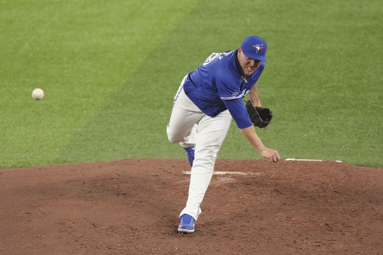 El cubano Yariel Rodríguez, abridor de los Azulejos de Toronto, hace un lanzamiento ante los Rockies de Colorado durante la cuarta entrada del juego del sábado 13 de abril de 2024 (Chris Young/The Canadian Press via AP)