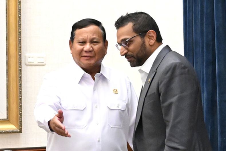 En esta imagen, distribuida por la Oficina de Prensa, Medios e Información de la Secretaría de la Presidencia de Indonesia, el presidente de Indonesia, Prabowo Subianto (izquierda), habla con el director del FBI, Kash Patel, durante una reunión en Yakarta, Indonesia, el 22 de julio de 2026. (Secretaría de la Presidencia de Indonesia vía AP)