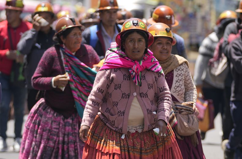 Mujeres mineras marchan durante una protesta exigiendo que el gobierno abra áreas protegidas a la minería, entre otras demandas, en La Paz, Bolivia, el lunes 6 de noviembre de 2023. (AP Foto/Juan Karita)