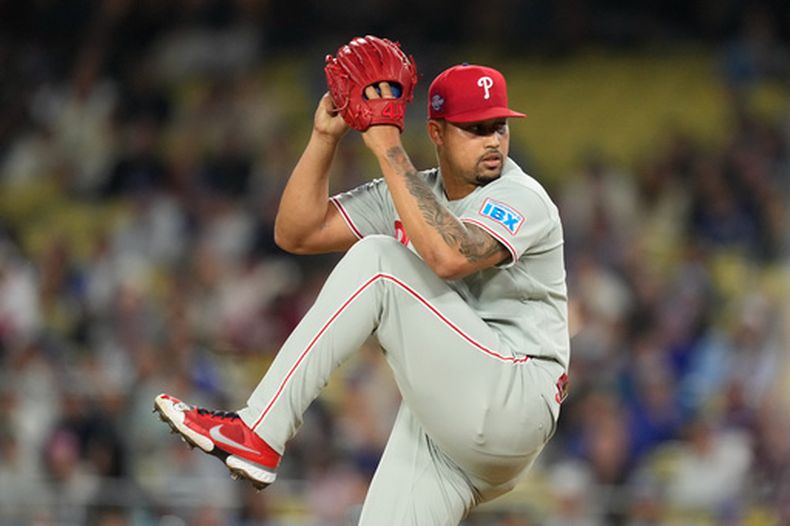 El lanzador de los Filis de Filadelfia, Jhoan Durán, lanza hacia el plato durante la novena entrada de un partido de béisbol contra los Dodgers de Los Ángeles, el sábado 30 de mayo de 2026, en Los Ángeles. (Foto AP/Mark J. Terrill)