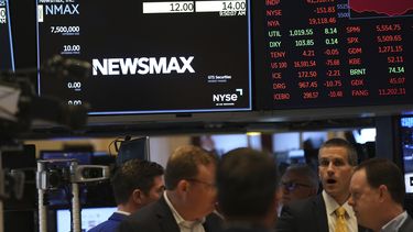 Pantalla muestra el logotipo de Newsmax el día de su salida a bolsa en el piso de la Bolsa de Valores de Nueva York, en Nueva York, el lunes 31 de marzo de 2025. (Foto AP/Seth Wenig)