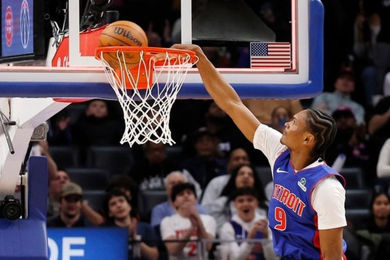 Ausar Thompson, de los Pistons de Detroit, realiza una clavada frente a los Nuggets de Denver, en el encuentro del martes 3 de febrero de 2026 (AP Foto/Duane Burleson)