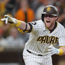 Jake Cronenworth, de los Padres de San Diego, celebra tras conectar un sencillo de oro (walk-off) en la novena entrada con el que los Padres derrotaron a los Gigantes de San Francisco 6-5 en un partido de béisbol el sábado 1 de agosto de 2026, en San Diego. (Foto AP/Gregory Bull)