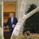 El presidente Joe Biden sale de la Oficina Oval en la Casa Blanca, 22 de marzo de 2024. (AP Foto/Andrew Harnik)