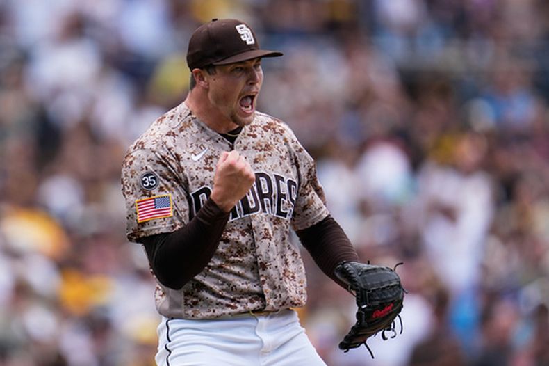 Mason Miller, de los Padres de San Diego, celebra después de la victoria sobre los Azulejos de Toronto por 5-4 en el juego de béisbol de Grandes Ligas el domingo 12 de julio de 2026, en San Diego. (AP Foto/Gregory Bull)