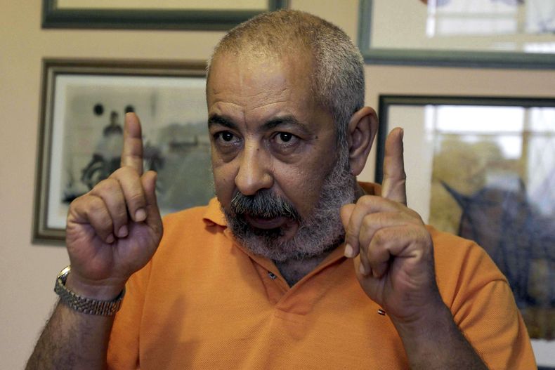 El escritor cubano Leonardo Padura durante una entrevista en su casa en La Habana.