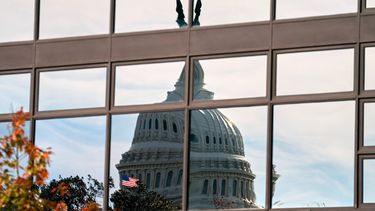La cúpula del Capitolio a través de las ventanas de un edificio, el martes 4 de noviembre de 2025, en Washington. (AP Foto/Allison Robbert)
