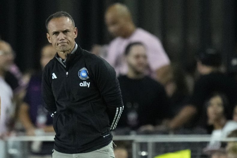 Christian Lattanzio, entrenador de Charlotte FC de la MLS, observa durante el primer tiempo del partido de fútbol de la MLS en contra del Inter Miami, el miércoles 18 de octubre de 2023, en Fort Lauderdale, Florida. (AP Foto/Rebecca Blackwell)