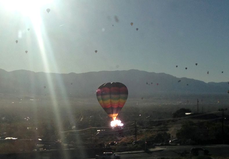 El globo "New Mexico Sunrise" choca con un cable el&eacute;ctrico el mi&eacute;rcoles 9 de octubre de 2013 en Albuquerque, Nuevo M&eacute;xico. (Foto AP/The Catalyst, Greg Abernathy)