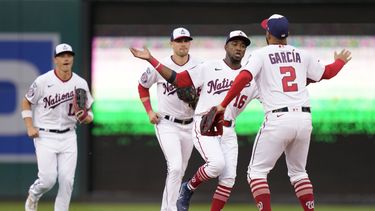 Víctor Robles (16) y Luis García (2), de los Nacionales de Washington festejan después del juego de béisbol en contra de los Piratas de Pittsburgh, el domingo 30 de abril de 2023, en Washington. Los Nacionales ganaron 7-2. También en la foto, los jardineros Alex Call, izquierda, y Lane Thomas. (AP Foto/Patrick Semansky)