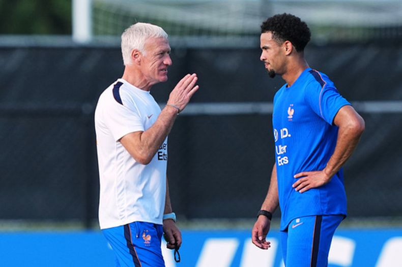 El seleccionador francés Didier Deschamps conversa con el jugador Warren Zaire-Emery durante un entrenamiento en la base de Francia en el Mundial, en Waltham, Massachusetts, el sábado 27 de junio de 2026. (AP Foto/Martin Meissner)
