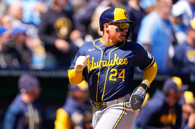 William Contreras de los Cerveceros de Milwaukee corre hacia el plato tras el triple de Christian Yelich en la primera entrada ante los Reales de Kansas City el domingo 6 de abril del 2026. (AP Foto/Charlie Riedel)