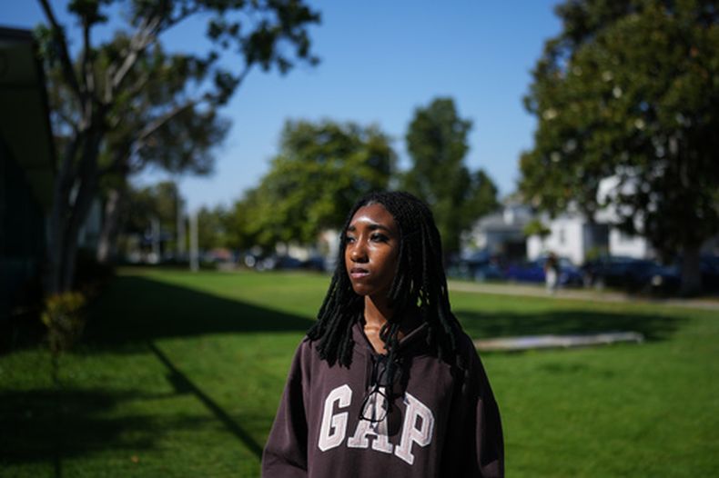 Makeda Walker-Deen, estudiante de penúltimo curso en el instituto Susan Miller Dorsey Senior High School, posa para una foto en Los Ángeles, el 14 de mayo de 2026. (Foto AP/Jae C. Hong)