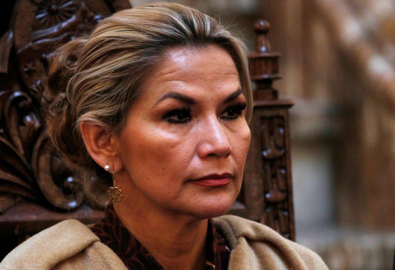 ARCHIVO - Jeanine Áñez, presidenta interina de Bolivia, preside una ceremonia en el palacio presidencial el 25 de noviembre de 2019, en La Paz, Bolivia. (AP Foto/Juan Karita, archivo)