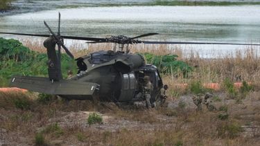 Tropas desembarcan de un helicóptero del Ejército estadounidense en una isla junto al río Bravo, en Texas, el jueves 8 de octubre de 2026. (AP Foto/Eric Gay)