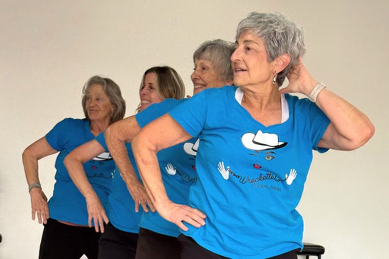 Gail Kowalski, desde la izquierda, Suzy Rhoades, Carol Ross y Cindy Soffrin, del grupo The Rodeo City Wreckettes, un grupo de baile de tap y jazz para mujeres mayores, ensayan el jueves 16 de abril de 2026 en Tucson, Arizona. (Anita Snow vía AP)