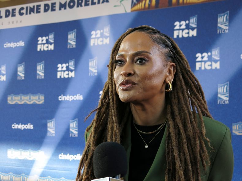 ARCHIVO - La directora Ava DuVernay habla con medios en la alfombra roja de Origin en el Festival de Cine de Morelia, el miércoles 23 de octubre de 2024, en Morelia, México. (Foto AP/Berenice Bautista, archivo)