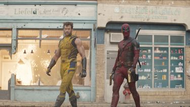 Esta imagen proporcionada por 20th Century Studios/Marvel Studios muestra a Hugh Jackman como Wolverine/Logan, izquierda, y Ryan Reynolds como Deadpool/Wade Wilson en una escena de Deadpool & Wolverine. (20th Century Studios/Marvel Studios vía AP)