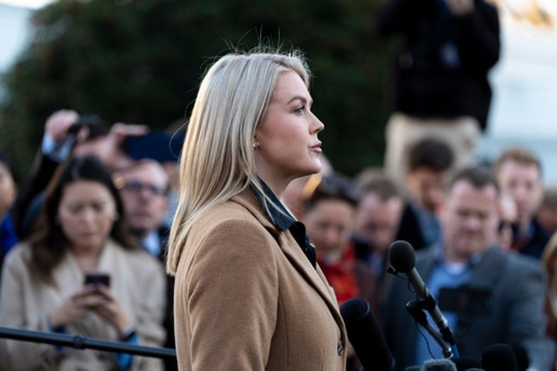 La secretaria de prensa de la Casa Blanca, Karoline Leavitt, habla con los periodistas en la Casa Blanca, en Washington, el lunes 24 de noviembre de 2025. (AP Foto/Alex Brandon)