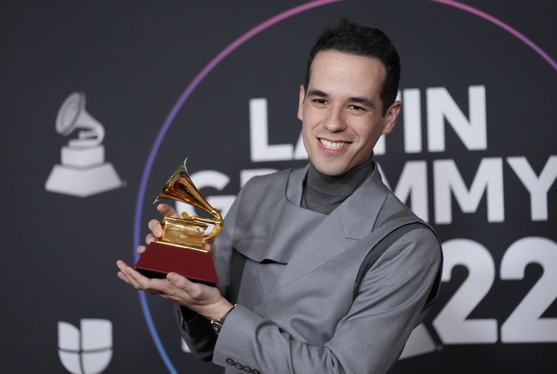 ARCHIVO - Edgar Barrera posa en la sala de prensa con el premio a mejor canción regional por Como lo hice yo en la 23a entrega anual del Latin Grammy el 17 de noviembre de 2022, en Las Vegas. Barrera se presentará en los Latin Grammy el 16 de noviembre de 2023. (Foto AP/John Locher, archivo)