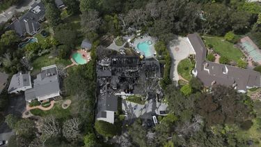 Una vista aérea de una casa dañada por un incendio que aparentemente pertenece a Cara Delevingne, el viernes 15 de marzo de 2024, en la sección Studio City de Los Ángeles. (Foto AP/Jae C. Hong)