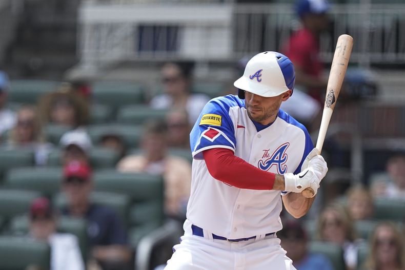 Matt Olson de los Bravos de Atlanta en su turno al bate en la primera entrada del encuentro ate los Rockies de Colorado el sábado 17 de junio del 2023. (AP Foto/Brynn Anderson)