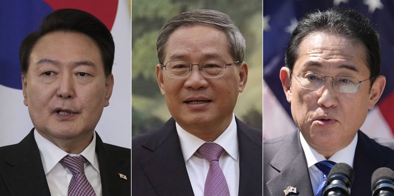 En esta combinación de imágenes, el presidente de Corea del Sur, Yoon Suk Yeol, a la izquierda, hace declaraciones a los medios en Londres el 22 de noviembre de 2023; el premier chino, Li Qiang, en el centro, espera en el Gran Salón del Pueblo en Beijing, el 7 de abril de 2024, y el primer ministro de Japón, Fumio Kishida, habla en Washington el 10 de abril de 2024. Líderes de Corea del Sur, China y Japón se reunirían en 2024, en sus primeras conversaciones trilaterales desde 2019, según anunció el jueves 23 de mayo de 2024 la oficina presidencial surcoreana. (AP Foto, Archivo)