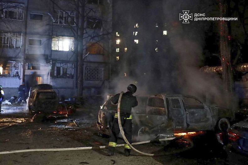 En esta imagen, proporcionada por el Servicio Ucraniano de Emergencia, los bomberos extinguen un incendio tras un ataque ruso en Dnipro, el 17 de abril de 2025. (Servicio Ucraniano de Emergencia vía AP)