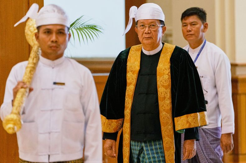 El presidente del Parlamento, Aung Lin Dwe (centro), llega a una sesión parlamentaria en Naipyidó, Myanmar, el 3 de abril de 2026. (AP Foto/Aung Shine Oo)