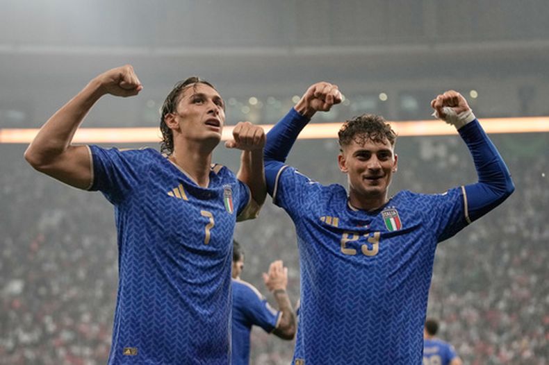 Pio Esposito, izquierda, de la selección de Italia, celebra con Sebastiano Esposito después de anotar el cuarto gol de su equipo frente a Turquía en la Liga de Naciones el lunes 28 de septiembre de 2026, en Bursa, Turquía. (AP Foto/Khalil Hamra)