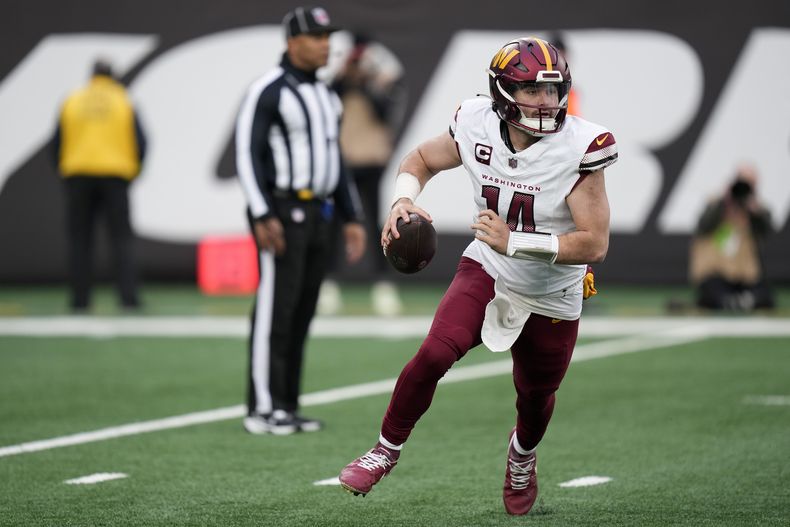 El quarterback de los Commanders de Washington Sam Howell observa antes de lanzar el balón en el encuentro ante los Jets de Nueva York el domingo 24 de diciembre del 2023. (AP Foto/Seth Wenig)