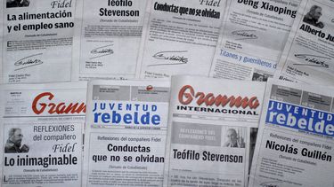 americateve | En esta foto del 19 de junio de 2012, se muestran ejemplares de varias fechas de los diarios cubanos Granma y Juventud Rebelde con los art&iacute;culos "Reflexiones" del l&iacute;der Fidel Castro en La Habana, Cuba. El Bur&oacute; Pol&iacute;tic