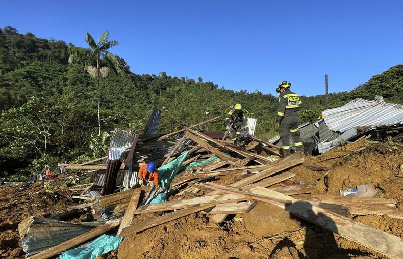 En esta foto distribuida por la Oficina de Prensa del Ejército Colombiano, rescatistas buscan sobrevivientes de un derrumbe vial que dejó decenas de muertos y heridos en el oeste de Colombia, sábado 13 de enero de 2024. La vía se derrumbó en varios puntos entre Quibdó, la capital del departamento de Chocó, y Medellín, la de Antioquia.(Oficina de Prensa del Ejército Colombiano via AP)