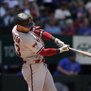Christian Walker (53), de los Diamondbacks de Arizona, conecta cuadrangular de tres carreras durante la tercera entrada del juego de béisbol en contra de los Rangers de Texas, el miércoles 3 de mayo de 2023, en Arlington, Texas. José Herrera y Lourdes Gurriel Jr. anotaron en la jugada. (AP Foto/LM Otero)