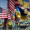 Banderas ucranianas y estadounidenses en un memorial improvisado en Kiev, Ucrania, el 27 de septiembre del 2024. (AP foto/Efrem Lukatsky)